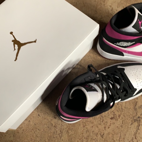 Women’s Jordan 1 Mid Black and Pink - Picture 3 of 4